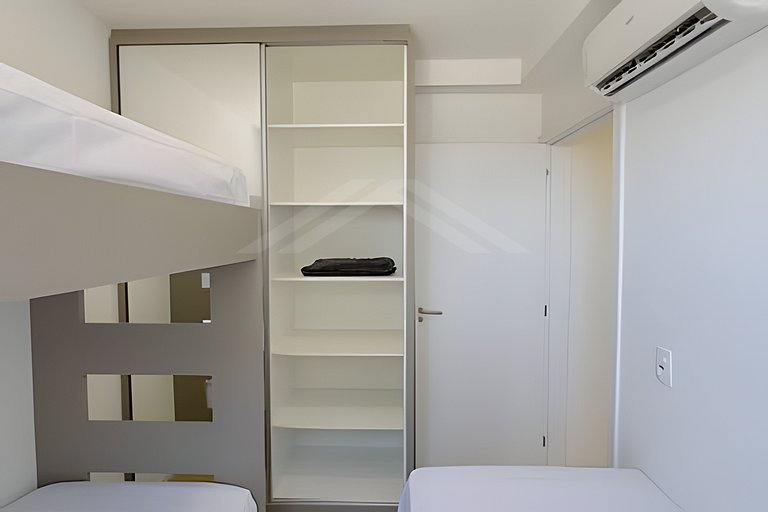 T2.301 - Apto novo, quadra mar, c/ ar condicionado