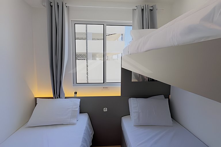 T2.301 - Apto novo, quadra mar, c/ ar condicionado