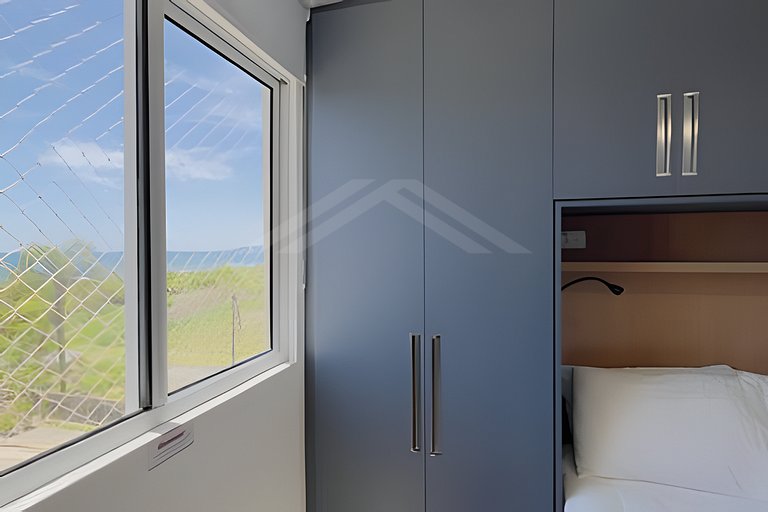 T2.301 - Apto novo, quadra mar, c/ ar condicionado