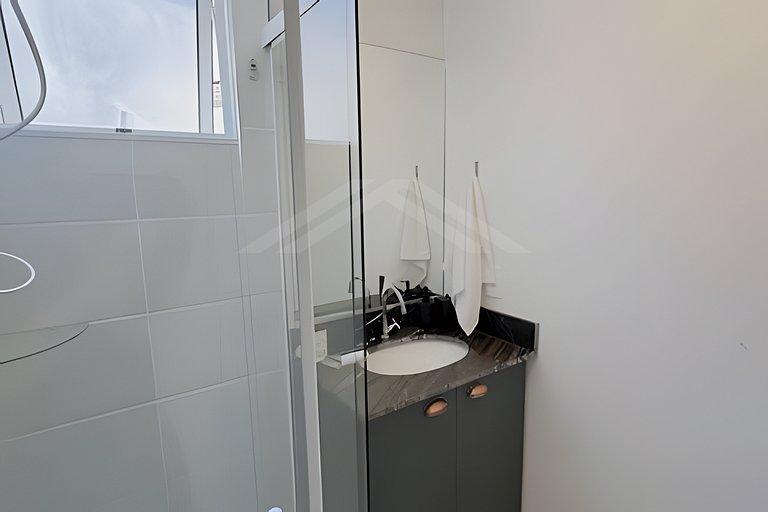 T2.301 - Apto novo, quadra mar, c/ ar condicionado