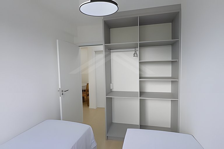 T1. 706 Apartamento a uma quadra do mar, com ar-condicionado